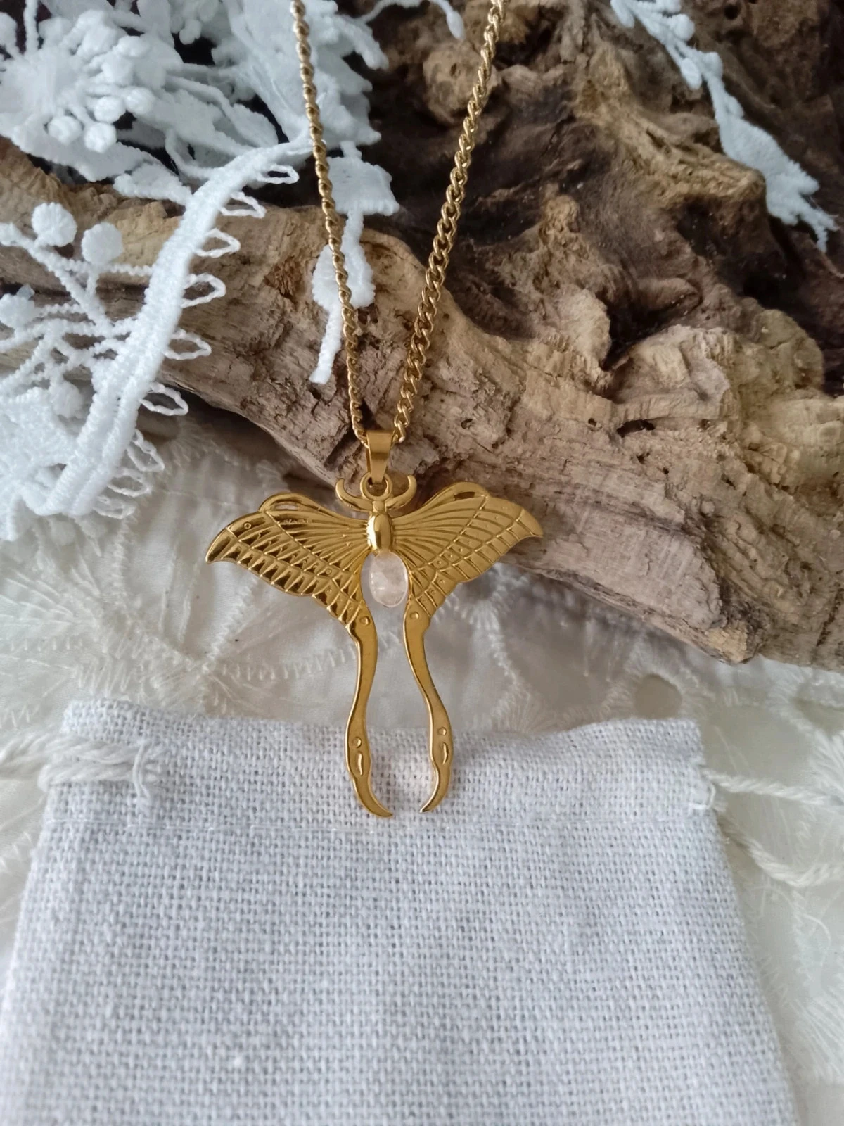 Collier papillon doré et pierre de lune naturelle – photo 2